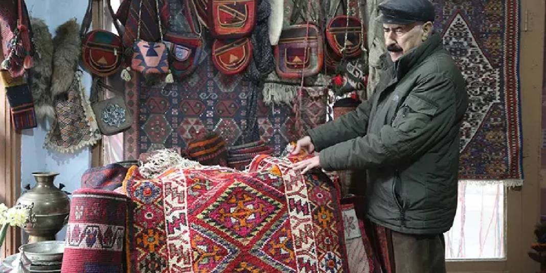 Yarım asırdır yapıyor, dar sokaktaki dükkanın ışıkları sabah erkenden yanıyor! Suriye, Rusya, Sibirya… Hepsini gezerek satıyor… 5